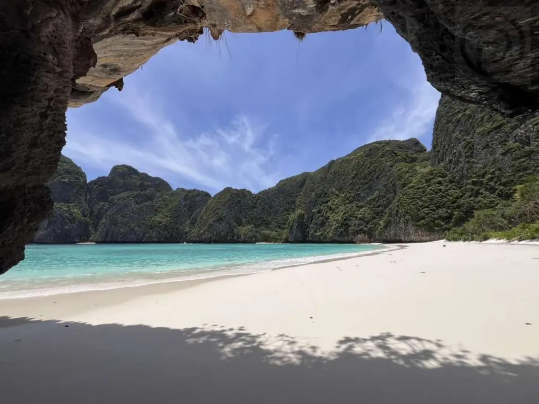 Maya Bay Reopens: Tourists Return to Thailand’s Paradise – But at a Price Maya Bay Reopens: Tourists Return to Thailand’s Paradise – But at a Price