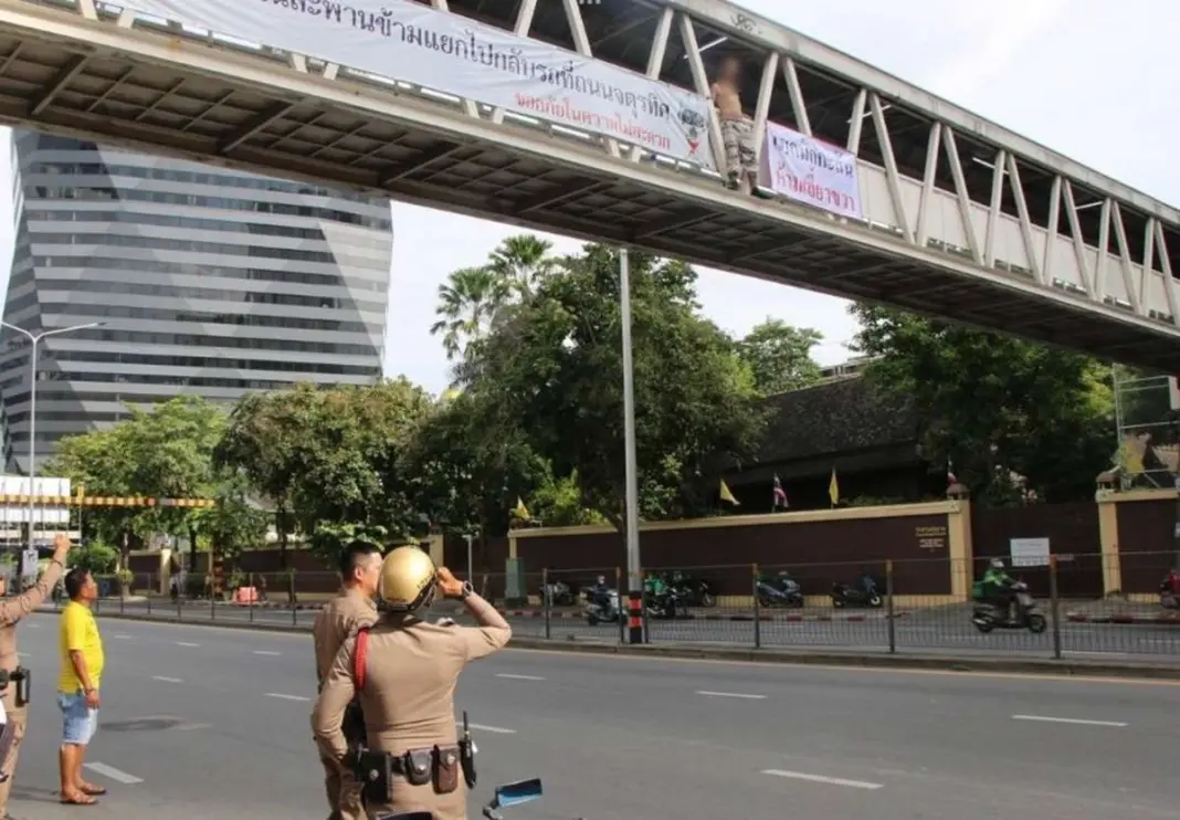 Mystery as Foreign Man Leaps from Bangkok Bridge Before Police