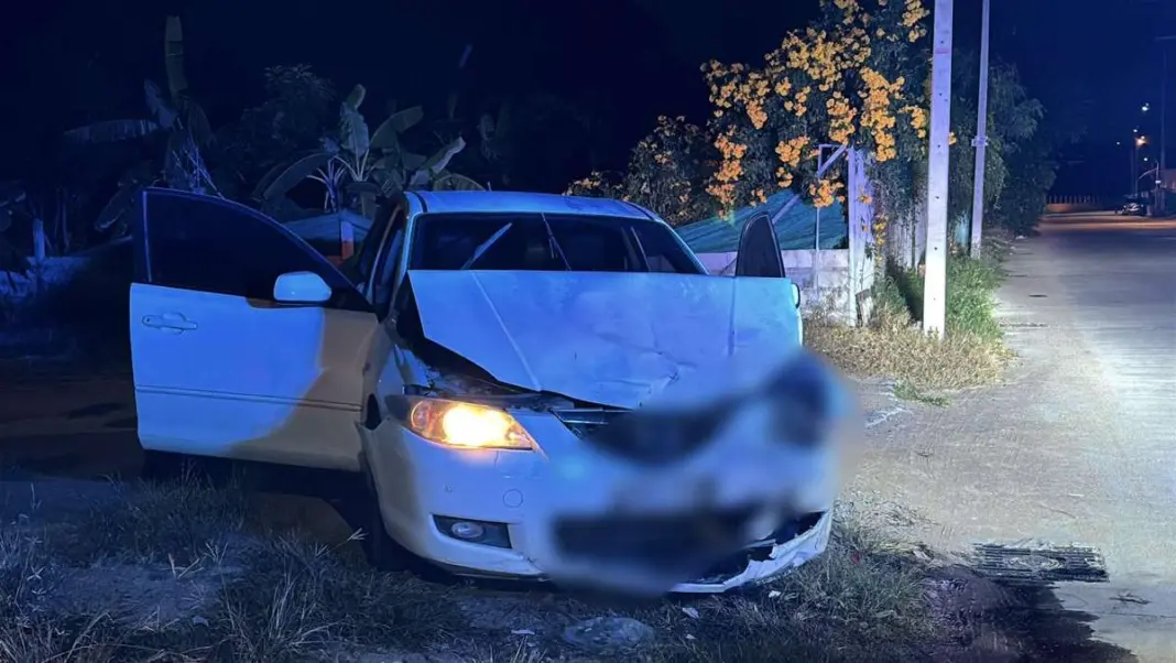 Pickup driver crashes head-on in Pattaya, four injured in late-night smash Pickup driver crashes head-on in Pattaya, four injured in late-night smash