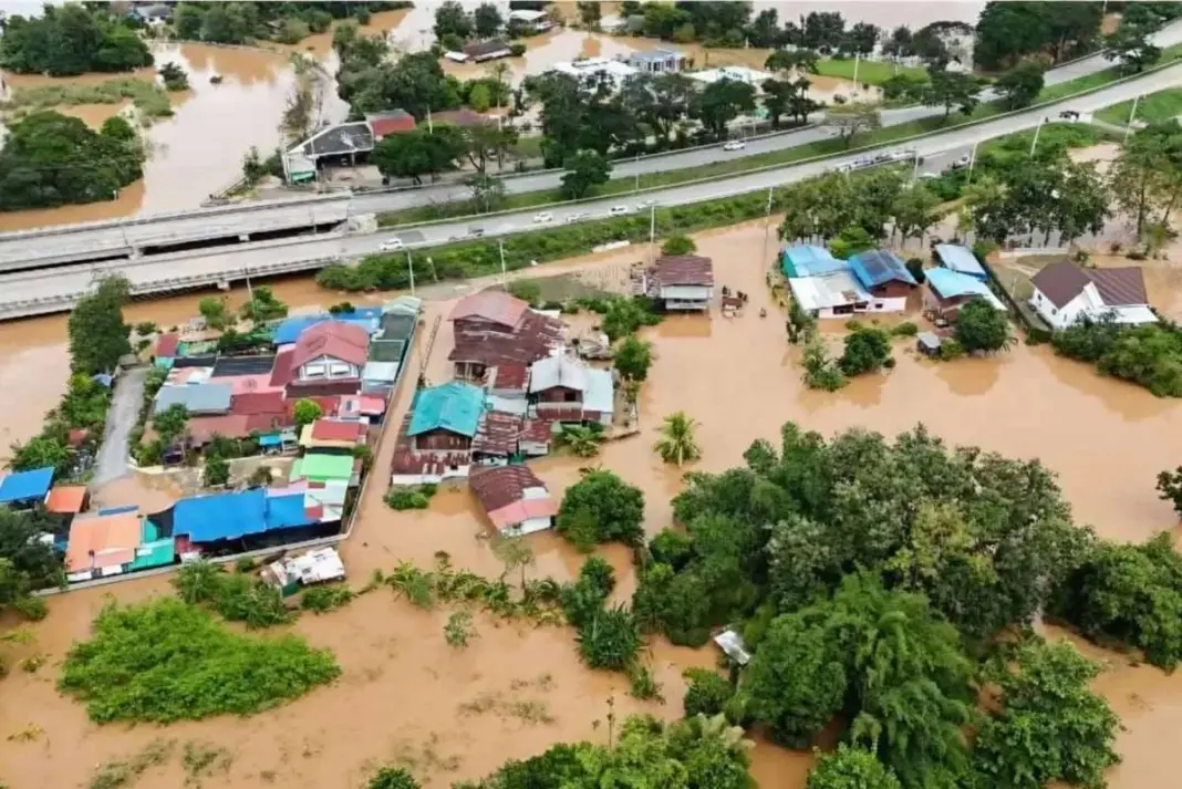 Thailand Floods: Families Flee to Rooftops as Storm Bualoi Wreaks Havoc