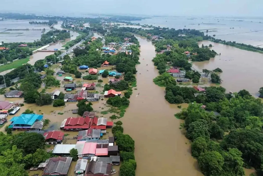 Thailand floods leave 16 provinces underwater and 12 dead